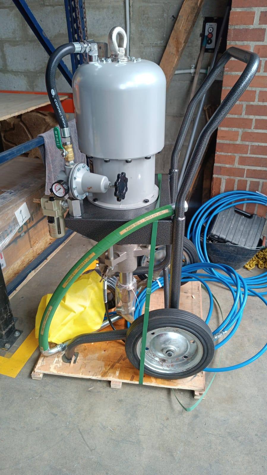 Vista lateral del sistema airless neumático montado en carro con ruedas, con regulador de aire y manómetro