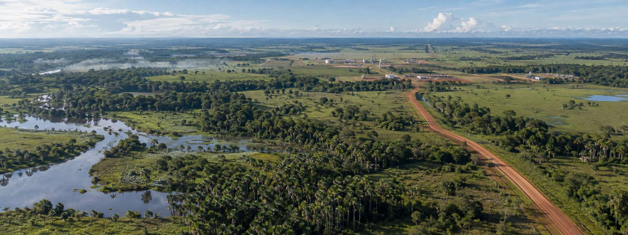 Paisaje de sabana, humedales y vía industrial en la Altillanura colombiana
